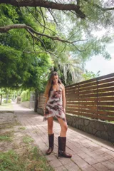 Vestido corto con estampado abstracto en tonos rosados, escote en V y breteles finos que se atan al cuello. Tiene corte en la cadera y falda con ruedo irregular y pico en lateral.