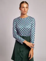 Remera de manga larga con cuello redondo y ajuste regular, con diseño estampado geométrico en tonos rosado y verde oscuro.