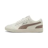 Championes Puma Majesty de estilo urbano, color beige con detalles en rosa viejo. Presentan el logo de la marca en el lateral y la palabra Majesty en cursiva.