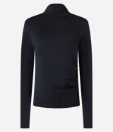 Blusa negra de mangas largas, con cuello alto y fruncidos delanteros.