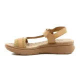 Sandalia color beige con plataforma, tira ancha con pulsera y ajuste con velcro.