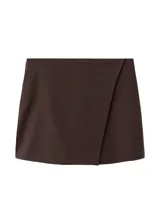Minifalda de corte recto y tiro medio, color marrón oscuro, de diseño liso y limpio.