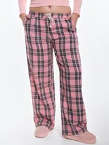 Pantalón de dormir de corte recto confeccionado en franela de algodón con estampado de cuadros escoceses en tonos rosado, negro y blanco. Cuenta con cintura elástica con cordón ajustable y bolsillos laterales.