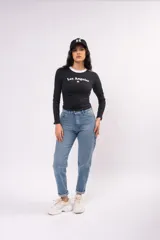 Pantalón de jean estilo mom, de tiro alto y corte relajado, con diseño clásico de cinco bolsillos y acabado en tono azul medio.