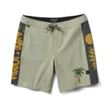 Short de baño color verde con estampado de palmera y diseño abstracto en el lateral.