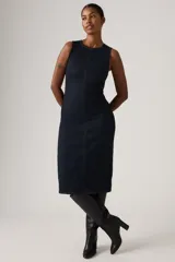 Vestido midi de denim azul oscuro, sin mangas, con cuello redondo y costuras pespunteadas a contratono al frente.