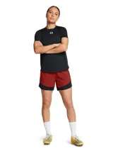 Short deportivo Under Armour de la línea Challenger, color rojo con detalles en negro. Presenta cintura elástica con cordón interno, paneles laterales de malla para ventilación y bajo curvado con logo de la marca estampado.