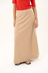 Pollera larga de corte recto con tajo lateral, confeccionada en tela suave con acabado tipo piel de durazno y cierre invisible lateral.