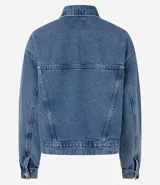 Campera de jeans de corte boxy, color azul medio lavado, con cuello, cierre frontal de botones, bolsillos con solapa y botones en el pecho, y recortes visibles.