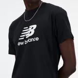 Remera negra de mangas cortas con cuello redondo y logo de New Balance estampado en blanco en el pecho.