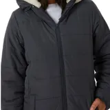 Campera negra con capucha forrada en piel sintética color crema, cierre frontal con cremallera, bolsillos laterales y corte a la altura de la cadera.