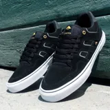 Championes de skate Emerica modelo Tilt G6 Vulc, color gris con detalles en marrón y suela blanca. Presentan diseño de paneles perforados, refuerzos en gamuza y suela vulcanizada.