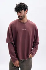 Sudadera color marrón con efecto desgastado, cuello redondo, manga larga con diseño de doble capa y bordes sin rematar. Estampa frontal con la palabra "TOKIO" en blanco.