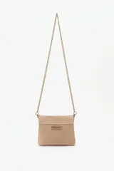 Cartera de mano o bandolera pequeña de gamuza negra con solapa decorada con un bordado artesanal en tonos dorados y beige que simula un pájaro con alas extendidas. Posee cadena metálica color dorado viejo y cierre magnético.