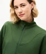 Campera deportiva Get Over color verde oscuro, confeccionada en mezcla de viscosa, poliéster y elastano. Cuenta con cuello alto, cierre frontal completo, bolsillos laterales, puños elásticos y cordón de ajuste en el bajo.