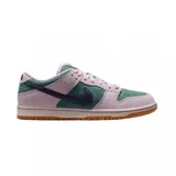 Championes Nike SB Dunk Low de gamuza en color verde oscuro y rosa claro, con el swoosh en azul marino oscuro y suela de goma color caramelo.