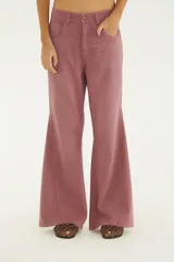 Pantalón de jean color rosado viejo, de tiro alto y corte flare acampanado con bolsillos delanteros y traseros.