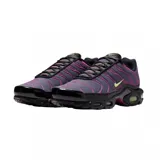Championes Nike Air Max Plus OG, color morado y negro con detalles en fucsia y logo Swoosh amarillo flúor. Cuentan con unidades de aire visibles en la suela y tecnología Tuned Air para mayor amortiguación.