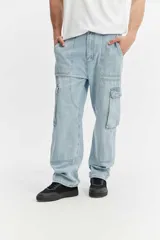 Jean cargo de algodón con calce suelto, color negro lavado con efecto desgastado, con múltiples bolsillos utilitarios en los laterales.