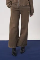 Pantalón de jogging de corte recto y holgado, confeccionado en tejido de punto con efecto lavado. Cuenta con cintura elástica y bolsillos laterales.