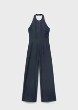 Mono largo de denim oscuro con cuello halter y espalda descubierta. Presenta un diseño de corte recto y holgado con bolsillos laterales y cierre de cremallera en la parte posterior.