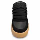 Zapatillas Airwalk modelo Throlle, color negro con suela de goma marrón, confeccionadas en cuero sintético y gamuza, con cordones anchos y detalle de logo en el lateral.