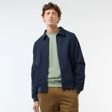 Campera tipo bomber azul marino de twill, con cierre frontal, bolsillos laterales, cuello camisero y puños y cintura elastizados.