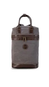 Mochila matera de diseño vertical, confeccionada en tela canvas marrón con detalles y refuerzos en cuero sintético oscuro. Cuenta con doble asa superior de mano, correas traseras regulables, cierre metálico frontal y bolsillo posterior.