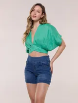 Short de jean tiro alto y calce ajustado, con cintura elástica sin botones y bolsillos delanteros y traseros.