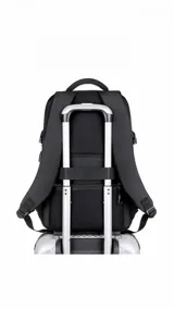 Mochila urbana de color negro con compartimento principal amplio, bolsillo frontal vertical con cierre y bolsillos laterales de red. Cuenta con correas ajustables con broches laterales, compartimento para notebook y faja trasera para sujetar a valijas.