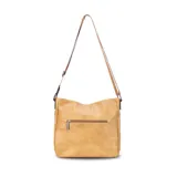 Bandolera morral color beige de símil cuero, con apertura superior con cierre. Cuenta con dos bolsillos frontales con cierre, un bolsillo trasero con cierre y tres bolsillos internos con división y cierres. Incluye una correa de galón regulable a tono.