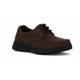 Zapato acordonado de cuero color marrón con suela negra.
