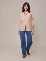 Pantalón de jean celeste de corte recto, con bolsillos delanteros y traseros.