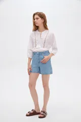 Short de jean de tiro alto y diseño ancho, con estampa de rayas sutiles.