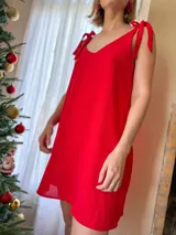 Vestido corto color tostado, de corte suelto y breteles finos.