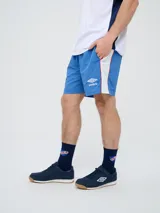 Short de baño de secado rápido, color azul, con cordón ajustable en la cintura, bolsillos laterales y el escudo del Club Nacional de Football junto al logo de Umbro bordados en las piernas.