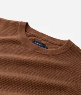 Suéter masculino de punto piqué con textura, cuello redondo y mangas largas. Presenta un diseño básico y versátil con un calce confortable.