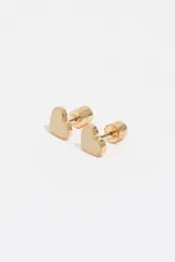 Aros tipo caravanas en forma de corazón con borde dorado y centro esmaltado en color crema, con el logo de la marca grabado.