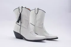 Botas estilo texano de caña media, confeccionadas en cuero blanco con detalles de costuras en contraste negro. Presentan un diseño de puntera fina, taco cuadrado y un detalle de borla decorativa en el lateral. Incluyen cierre lateral para facilitar su calce.