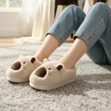 Pantuflas cerradas de peluche color beige con diseño de capibara, orejas marrones y suela antideslizante.