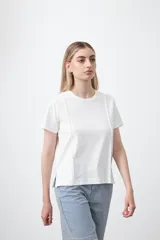 Remera negra de algodón de manga corta, cuello redondo y pequeñas aberturas en los laterales.