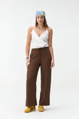 Pantalón de corte ancho y tiro medio, color verde militar, con cintura elástica ajustable mediante cordón y bolsillos laterales.
