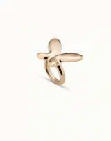 Anillo de metal dorado con forma de mariposa de gran tamaño.
