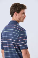 Remera polo de manga corta, color azul con diseño de rayas horizontales en tonos rosados, celestes y verdes. Cuenta con cuello clásico y tapeta con dos botones.