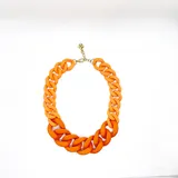 Collar corto de cadena gruesa color lila, con cierre de mosquetón dorado y cadena de alargue.