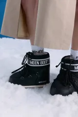 Medias de media caña color blanco, confeccionadas en algodón, con el logo de la marca Renée estampado en negro en la parte superior.