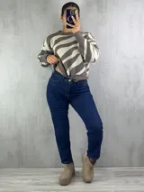 Pantalón jean azul oscuro de corte mom con lycra.