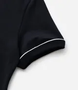 Remera negra de algodón con cuello redondo y bordes en contraste color blanco. Presenta estampa frontal de Hello Kitty en estilo skater con detalles en rosa y blanco.