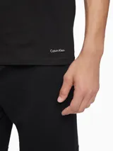 Pack de tres remeras Calvin Klein de manga corta y cuello redondo, color negro.