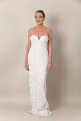 Vestido largo de tul color nude con apliques de cruni y galón bordado en hilo. Escote corazón con breteles finos que se pueden usar strapless.